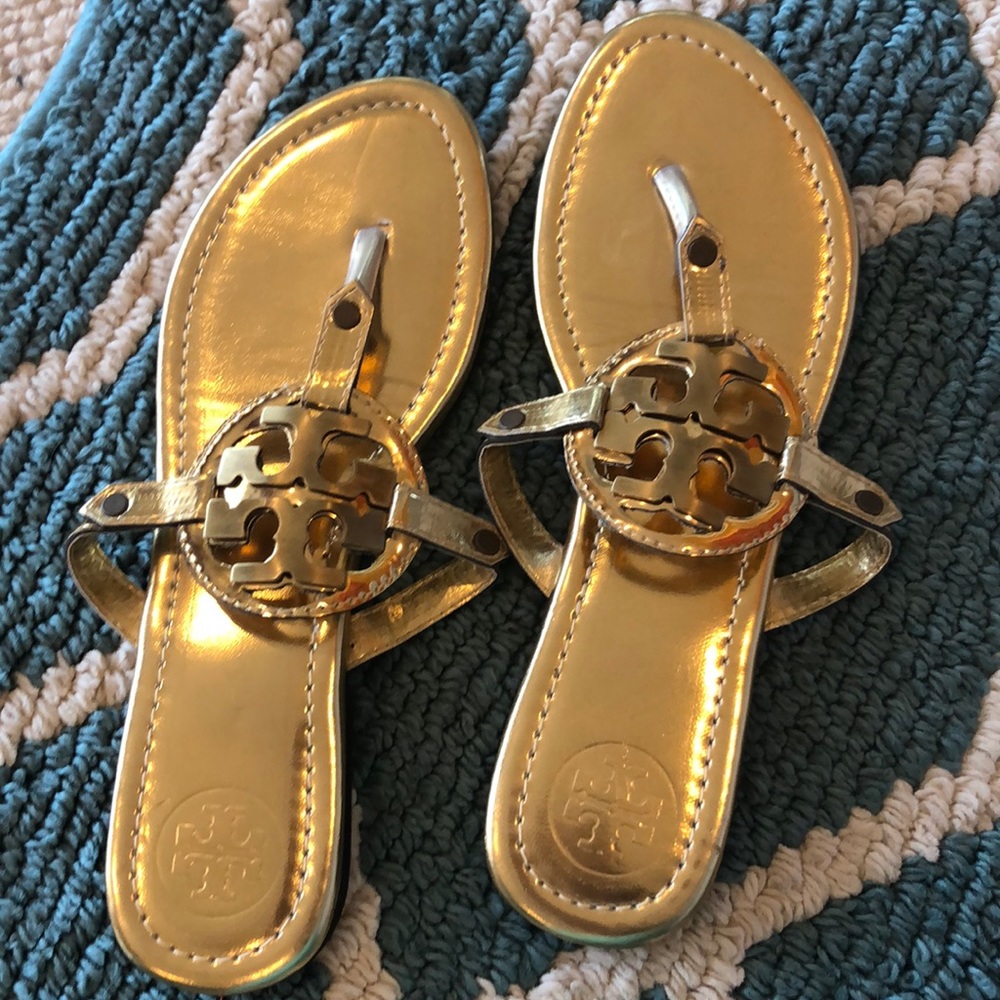 Tory Burch size 6 gold sandals 🥰